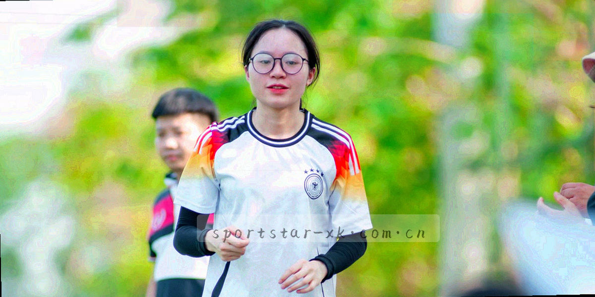 体育场灯光与星空背景合成的头条资讯图